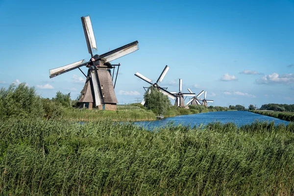 Wiatrak holenderski piękny krajobraz w Kinderdijk w Netherla — Zdjęcie stockowe