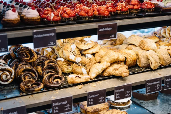 Cinnamon Danish swirls, croissants and other pastry in cafe — Stock Photo, Image