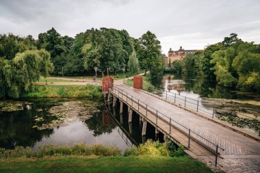 Kopenhag, Danimarka, Churchill Park su birikintisi üzerinde bir clo köprü