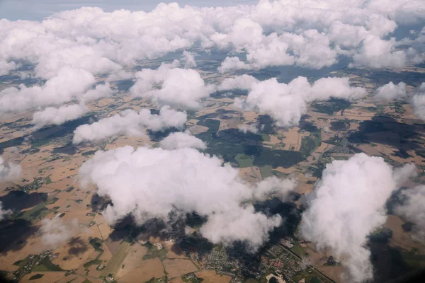 Blick aus dem Flugzeug über den Wolken — Stockfoto