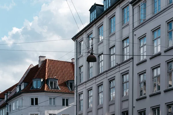 Calle comercial con cafetería en la acera en el centro histórico de Copenhague un día soleado de verano — Foto de Stock