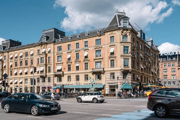 Affärsstråk med trottoarkafé i historiska centrum av Köpenhamn en solig dag av sommar — Stockfoto