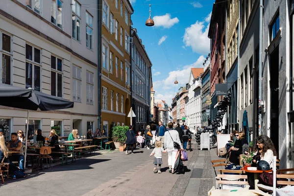 Calle comercial con cafetería en la acera en el centro histórico de Copenhague un día soleado de verano —  Fotos de Stock