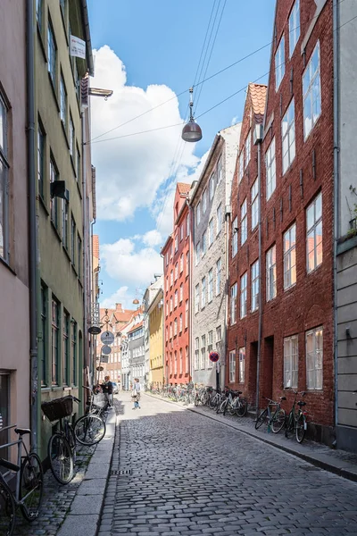 Geschäftsstraße mit Straßencafé im historischen Stadtzentrum von Kopenhagen an einem sonnigen Sommertag — Stockfoto