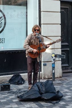 Gitar çalmak ve Copenh yaya sokakta şarkı Sokak çalgıcısı
