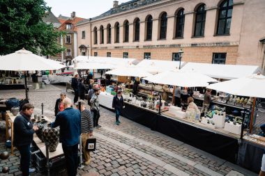 İnsanlar Frue Meydanı'nda sokak pazarında antikalar ve esnaf 