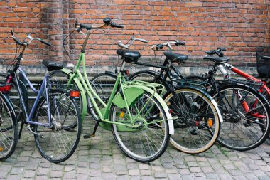 Eski tuğla bina Kopenhag Bisiklet park