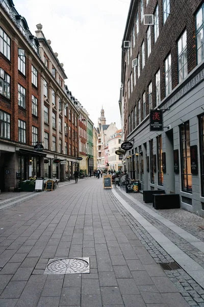 Комерційні вулиці з тротуарі кафе в історичне місто центр o — стокове фото
