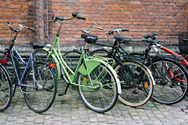 Eski tuğla bina Kopenhag Bisiklet park