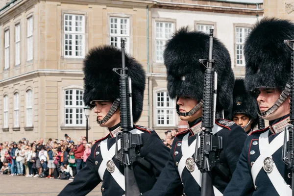 Soldiers of the Danish Royal Life Guards for the changing of the — Stock Photo, Image