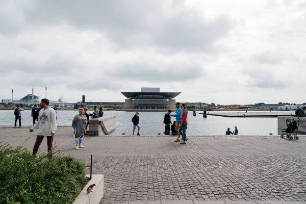 Turistas em Amaliehaven beira-mar com Opera House edifício em — Fotografia de Stock