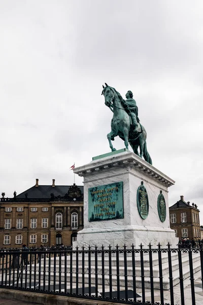 Amalienborg Sarayı'heykel. Danimarka ro evi — Stok fotoğraf