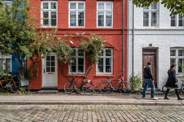 Maisons pittoresques en briques anciennes colorées dans le centre historique de la ville — Photo