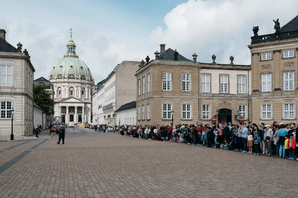 Bir kalabalık turist Amalienborg değişen Muhafızlarında bekliyor