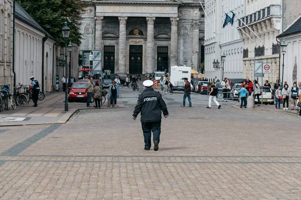 Polis Amalienborg Cope içinde değişen Muhafız hazırlanıyor