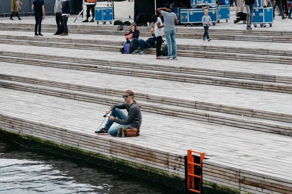 Fiatal nő ül a mólón a port Copenhage a halászati — Stock Fotó