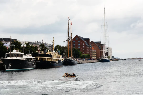 Barco con turistas en el puerto de Copenhague rodeado de amarres — Foto de Stock