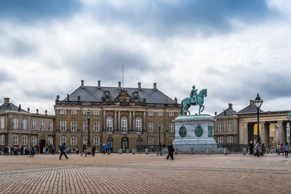 Amalienborg é a casa da família real dinamarquesa. Consiste — Fotografia de Stock