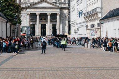 Bir kalabalık turist Amalienborg değişen Muhafızlarında bekliyor