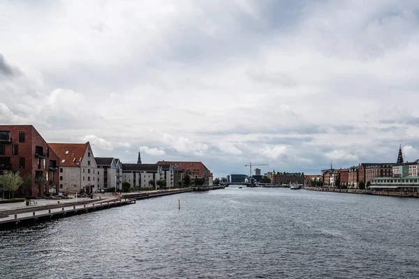 Hafenpromenade von Kopenhagen an einem bewölkten Sommertag — Stockfoto