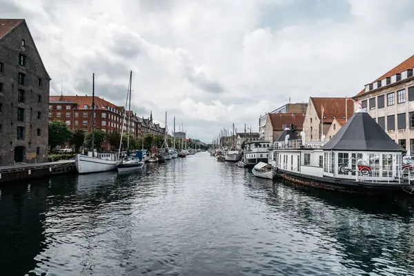 Hafen von Kopenhagen mit alten Schiffen an einem bewölkten Sommertag — Stockfoto