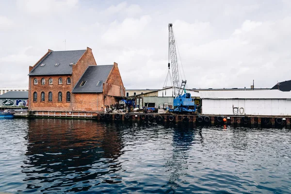 Porto de Copenhague com guindaste azul um dia nublado de verão — Fotografia de Stock