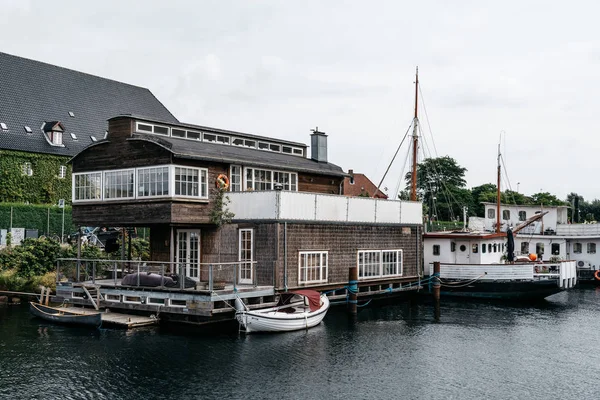 Casa pitoresca barco no porto de Copenhague um summe nublado — Fotografia de Stock