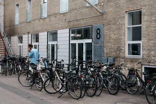 Parking à vélos à l'école de design de Copenhague — Photo