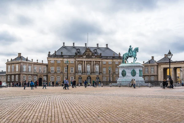 Amalienborg é a casa da família real dinamarquesa. Consiste — Fotografia de Stock