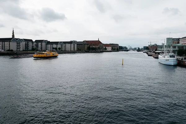 Набережная Копенгагена с морским судном на воде — стоковое фото