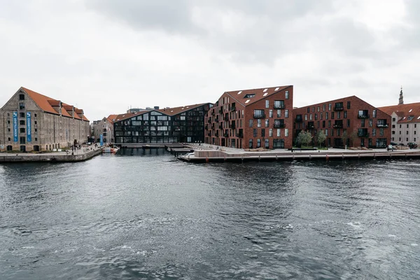 Набережная Копенгагена с современными жилыми зданиями — стоковое фото