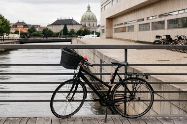 Bir köprü eski Copenhagen cityscape karşı Bisiklet park
