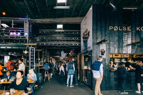Vista interior del mercado de alimentos de la calle Papiroen Copenhagen con touri —  Fotos de Stock