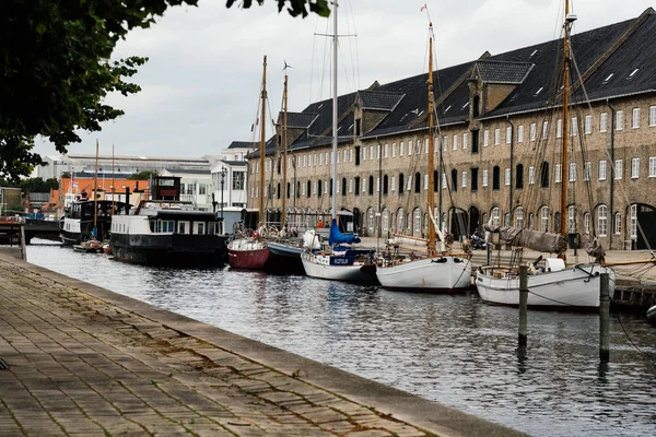 Porto de Copenhague com navios antigos um dia nublado de verão — Fotografia de Stock