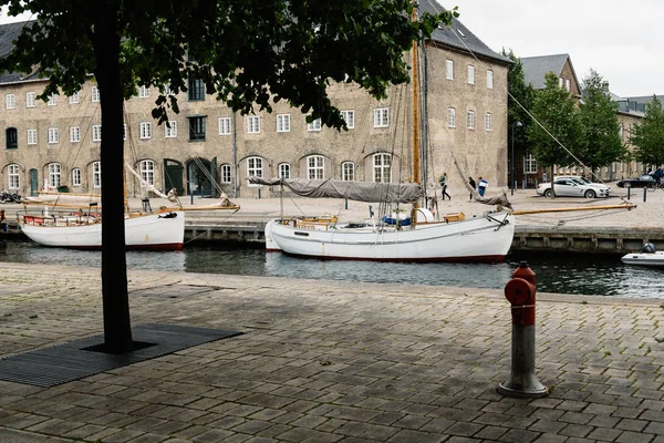 Hafen von Kopenhagen mit alten Schiffen an einem bewölkten Sommertag — Stockfoto