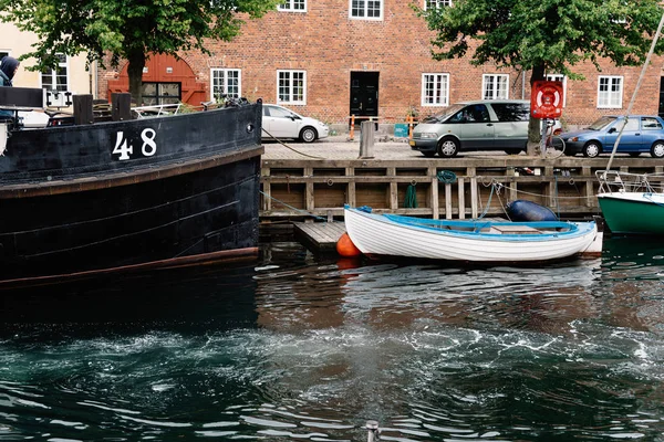 Hafen von Kopenhagen mit Booten und Schiffen, die an alten Gebäuden festgemacht haben — Stockfoto