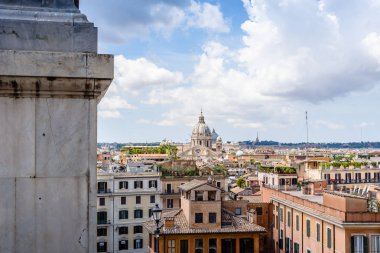 Güneşli yaz bir Roma Piazza della Trinita dei Monti'nın görünümü 