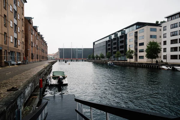 Λιμάνι της Κοπεγχάγης με βάρκες που δένουν ενάντια σε παλιά και νέα κτίρ — Φωτογραφία Αρχείου