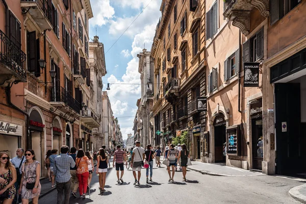 Touristes à Via del Corso une journée ensoleillée de l'été — Photo