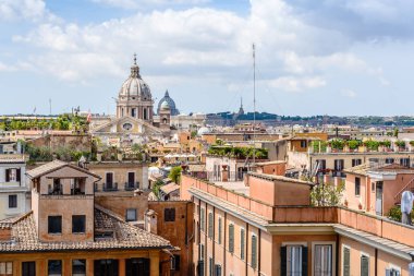 Güneşli yaz bir Roma Piazza della Trinita dei Monti'nın görünümü 