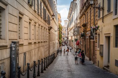Roma'nın tarihi merkezinde geleneksel Caddesi'nde turistler.