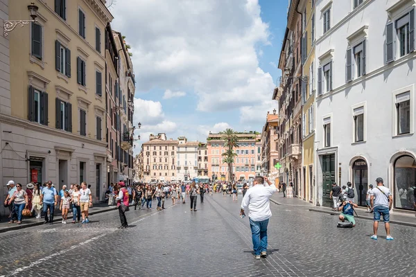 Turistas en la Plaza de España en el centro histórico de Roma . —  Fotos de Stock