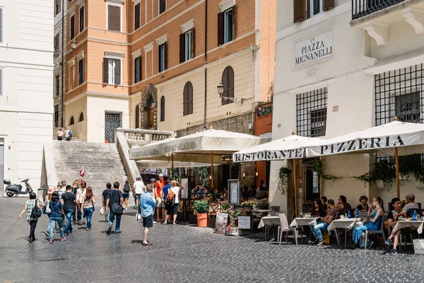 Ristorante Sidewalk con turisti in piazza romana un'estate soleggiata — Foto Stock