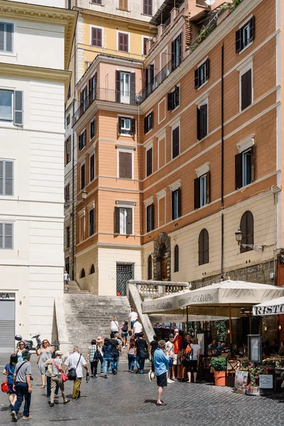 Turisti in Piazza Mignanelli nel centro storico di Roma — Foto Stock