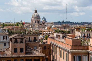 Güneşli yaz bir Roma Piazza della Trinita dei Monti'nın görünümü 