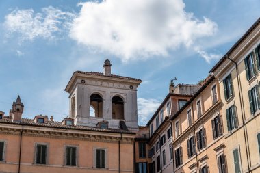 Düşük açılı görüntülemek eski binalar tarihi Roma'nın merkezinde bir s