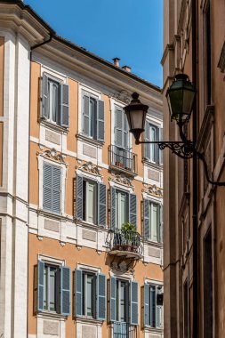 Düşük açılı görüntülemek eski binalar tarihi Roma'nın merkezinde bir s