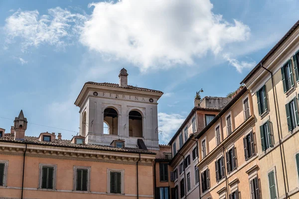 Vista ad angolo basso di vecchi edifici nel centro storico di Roma a s — Foto Stock