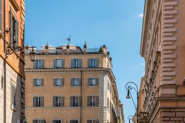 Vista ad angolo basso di vecchi edifici nel centro storico di Roma a s — Foto Stock