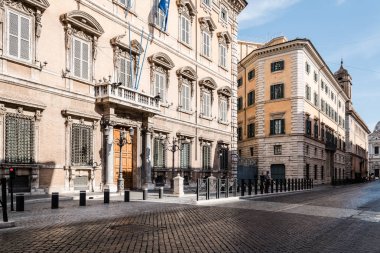 Roma'nın tarihi merkezinde geleneksel sokakta polis